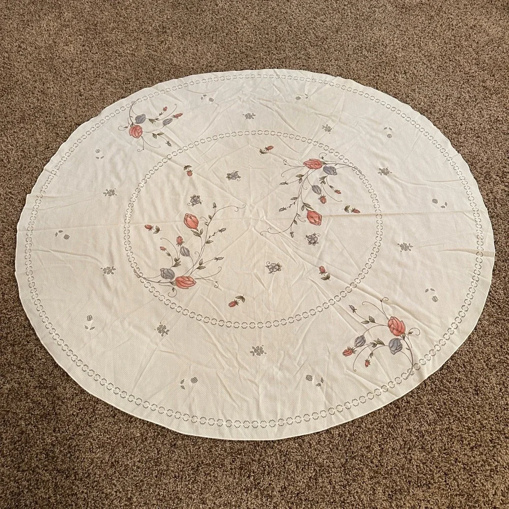VTG Oval White Floral Tablecloth Pink Blue Rosebuds Eyelet Embroidery 49X56